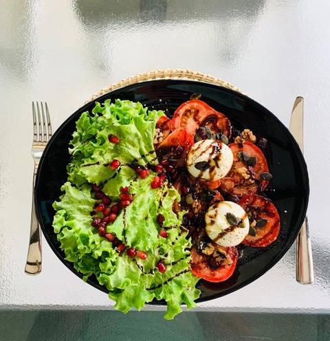 Endivien- oder Eichblattsalat mit Tomaten und Burrata