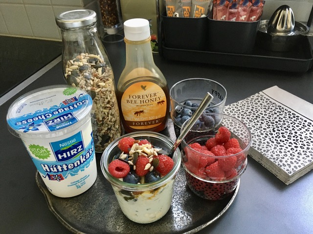 Hüttenkäse mit Heidel- und Himbeeren