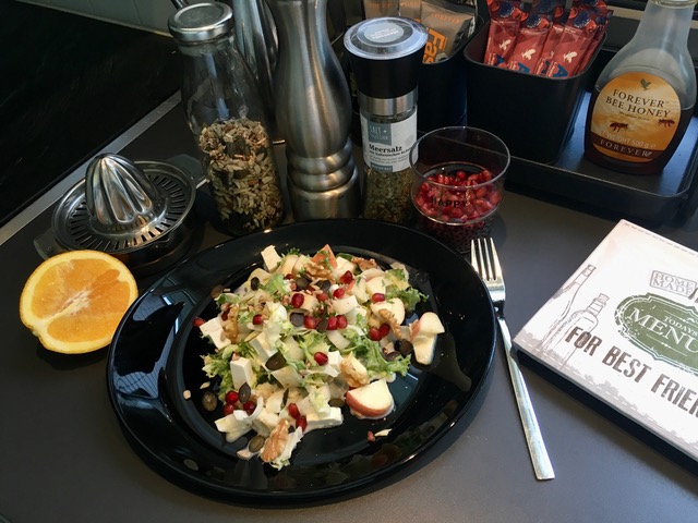 Grüner Salat mit Feta, Granatapfelkernen und Baumnüssen