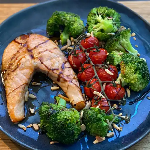 Lachs mit Brokkoli und Tomaten Christina
